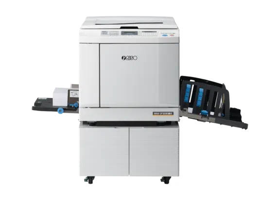 RISO SF5030 ist ein starker digitaler Duplikator für Unternehmen, die schnelle, zuverlässige Produktionsdruckläufe mit hoher Wirtschaftlichkeit benötigen. Er eignet sich für Dokumente, Schulungsunterlagen, Berichte, Kataloge und weitere Druckaufgaben, bei denen Volumen und Zeit eine zentrale Rolle spielen. Mit bis zu 130 Seiten pro Minute und 600×600 dpi liefert der SF5030 klare Texte und konstante Ausgabequalität. Papiergewichte von 46 bis 210 g/m² werden unterstützt, was die Anwendungspalette erweitert. Ein Touchscreen sorgt für eine intuitive Bedienung, und die Anschlussmöglichkeiten passen gut in Office-Workflows. Offizielle Lieferung und Service in Deutschland (Bayern) über DETAKO. Details unter detako.de.
