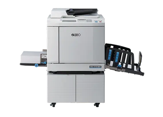 Der RISO SF9350 EII ist ein moderner digitaler Duplikator für den wirtschaftlichen Schwarzweißdruck in großen Auflagen. Er eignet sich für Bildungseinrichtungen, Copyshops, Büroumgebungen und öffentliche Stellen, die Wert auf Tempo, Präzision und Zuverlässigkeit legen. Mit 600×600 dpi entstehen gestochen scharfe Texte und detaillierte Tabellen, während bis zu 150 Seiten pro Minute auch Spitzenlasten souverän abdecken. Dank Unterstützung verschiedener Papiergrammaturen ist das System flexibel für Standarddokumente und anspruchsvollere Medien. Originaltechnik, Verbrauchsmaterialien und Service in Deutschland (Bayern) erhalten Sie über den offiziellen Partner DETAKO. Details: detako.de.
